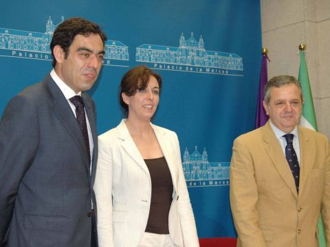 Amor, Ceballos y Fuentes tras la firma del convenio. (Foto: Enrique de la Cruz)