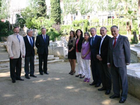 Foto de familia de los subdelegados en la Fuente del Rey, con Crespo y Ceballos, que actuó como anfitriona del encuentro. (Foto: R. Cobo)