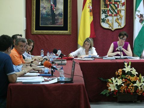El portavoz del PA, Pérez Cabello, con Ceballos al fondo, durante la intervención de Manuel Rodríguez (IU). (Foto: A.J. Sobrados)