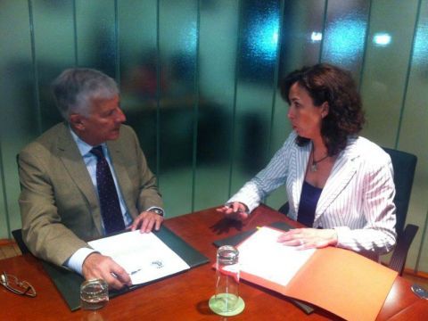 Ferrera y Ceballos tras la firma del acta de cesión. (Foto: Cedida)
