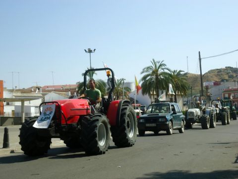 Los tractores a su paso por la avenida de la Libertad. (Foto: J. Moreno)
