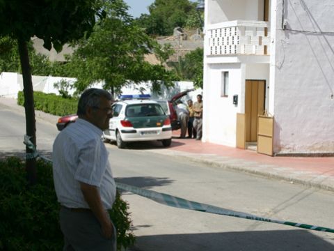 Un vecino, tras la zona acordonada por la Guardia Civil, con el domicilio al fondo en el que se produjeron los hechos. (Foto: R. Cobo)