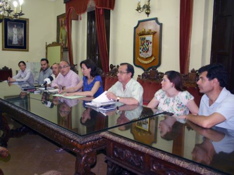 Los ocho integrantes que conforman el Equipo de Gobierno del Consistorio prieguense. (Foto: R. Cobo)
