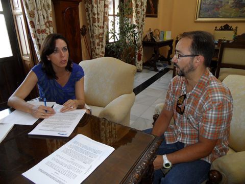María Luisa Ceballos y Miguel Ángel Maestre durante la firma del documento de cesión. (Foto: Cedida)
