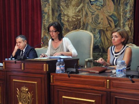 Fuentes, Ceballos y Botella durante el desarrollo de la sesión plenaria. (Foto: Cedida)