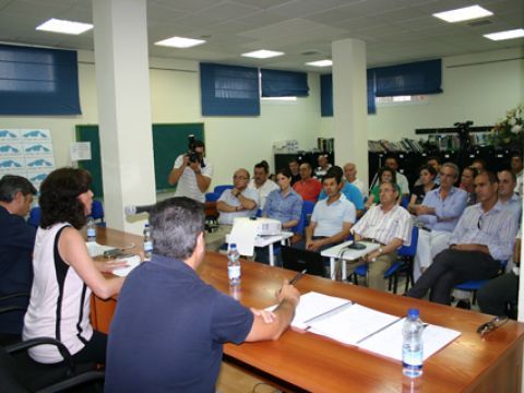 Autoridades y asistentes al acto informativo celebrado en el Centro Municipal de Servicios Sociales. (Foto: R. Cobo)