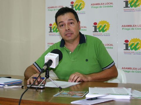 Manuel Rodríguez, ayer en la sede de IU durante su comparecencia ante los medios. (Foto: R. Cobo)