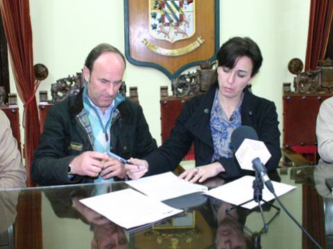 Vioque y Ceballos durante la firma del contrato de arrendamiento de la plaza de toros de Priego, suscrito en enero de 2012. (Foto: R. Cobo)