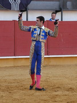 Jesulín de Ubrique con los trofeos obtenidos en el segundo toro de su lote el 7 de abril de 2012 en Priego. (Foto: Álvaro González)