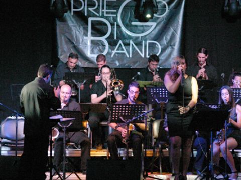 La Priego Big Band durante su actuación, ayer viernes, en el Festival Internacional. (Foto: R. Cobo)