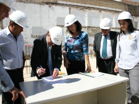Autoridades, representantes de Gragados y personal técnico en la firma del acta de inicio de obra. (Foto: R. Cobo)