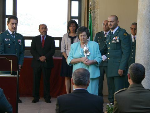 Juana Pérez recoge el reconocimiento que le fue entregado. (Foto: R. Cobo)