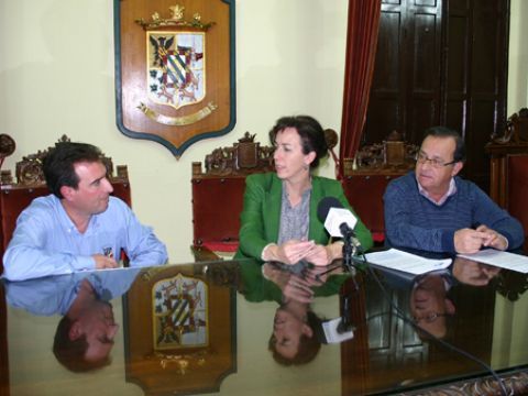 Gutiérrez, Ceballos y Forcada, ayer tras la firma del convenio de colaboración. (Foto: R. Cobo)