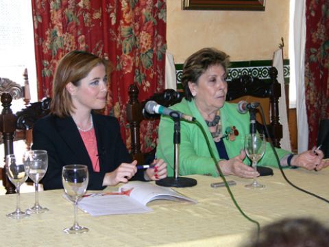 Lucía Ballesteros y Paloma Gómez durante la tertulia. (Foto: R. Cobo)
