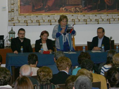 Mari Cruz Garrido, en el centro, durante la presentación de su poemaria. (Foto: R. Cobo)