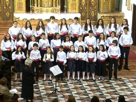 Integrantes del Coro Infantil Elena Peinado durante su actuación el pasado sábado en la iglesia de San Pedro. (Foto: R. Cobo)