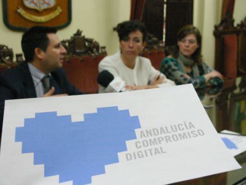 Participantes en la rueda de prensa con el logo del programa en primer término. (Foto: R. Cobo)