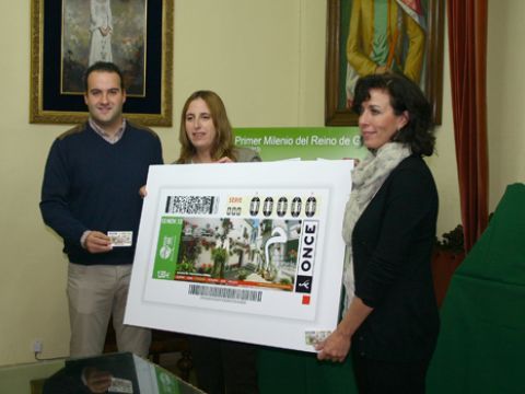 Juan Ramón Valdivia, Estela Medina y María Luisa Ceballos con el cupón dedicado a Priego. (Foto: R. Cobo)