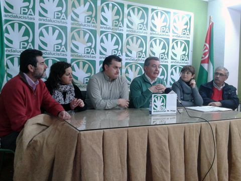 Ediles del PA, con Pérez Cabello en el centro, durante la rueda de prensa celebrada el pasado martes. (Foto: R. Cobo)
