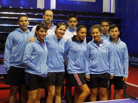 Integrantes de la selección de Guatemala con el prieguense José Luis Machado. (Foto: Cedida) 