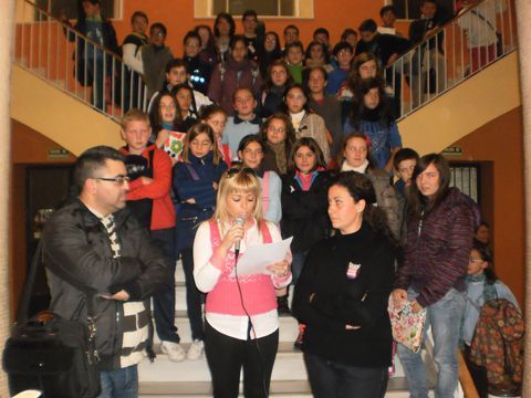 La presidenta del AMPA, Rosa Candelaria López, en el centro, durante la lectura del manifiesto. (Foto: R. Cobo)