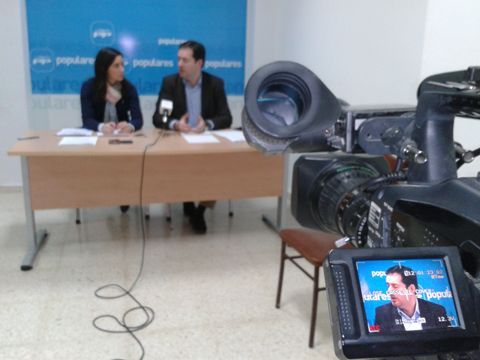 Un momento de la rueda de prensa celebrada en la sede del PP prieguense. (Foto: R. Cobo)