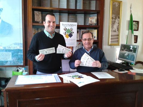 Juan Ramón Valdivia y Miguel Forcada con el nuevo bono turístico. (Foto: R. Cobo)