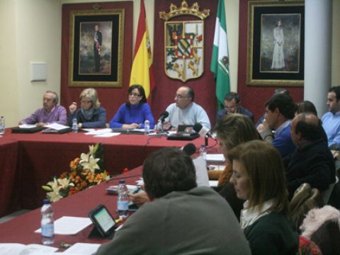 En primer término, integrantes del grupo municipal del PSOE, que ayer estrenaba portavoz y viceportavoz. (Foto: A.J. Sobrados)