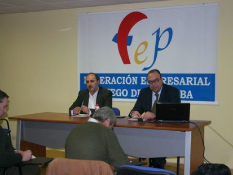 Juan Manuel Luque, presidente de FEP, y Francisco Vázquez durante la conferencia de este último. (Foto: R. Cobo)