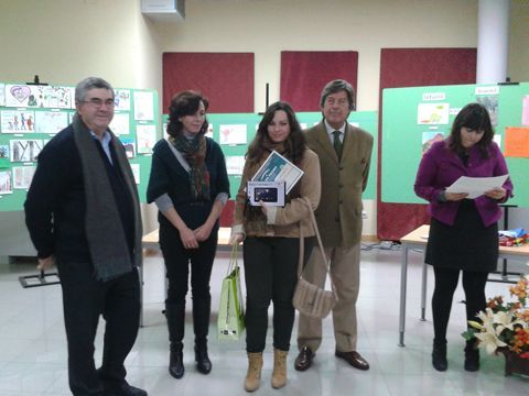Mª Aurora García Calabrés recibe el primer premio del concurso de dibujo en categoría juvenil. (Foto: R. Cobo)