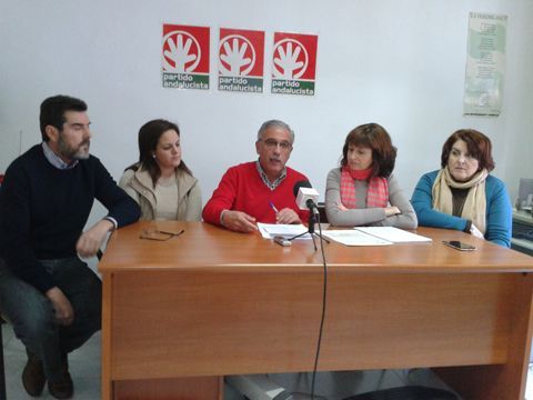 Integrantes del grupo municipal andalucista durante la rueda de prensa. (Foto: R. Cobo)