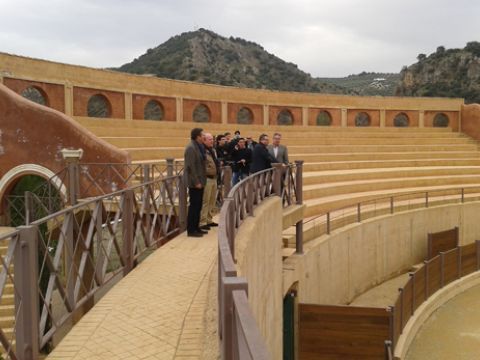 Un momento de la visita que los informadores taurinos y miembros de la comisión realizaron al Coliseo. (Foto: R. Cobo)