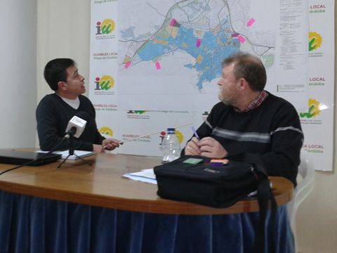 Manuel Rodríguez y José Francisco del Caño, ayer en la sede de IU durante su comparecencia ante los medios. (Foto: R. Cobo9