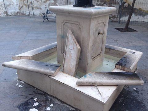 Estado en el que quedó la fuente de la plaza de San Juan de Dios. (Foto: Cedida)