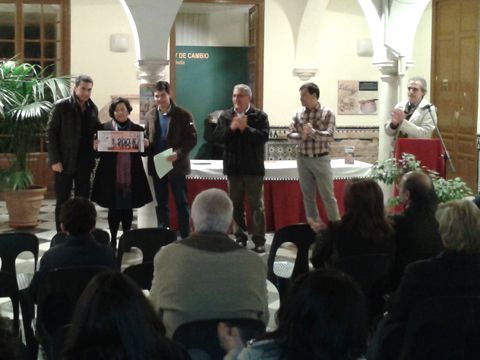 Entrega de uno de los premios el pasado sábado en el centro cultural Lozano Sidro. (Foto: R. Cobo)