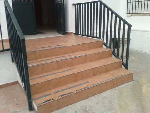 Escaleras cuya reforma urgente demanda el AMPA. (Foto: Cedida)