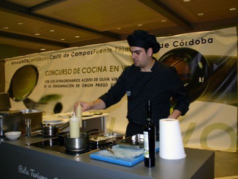Rafael Lora, ganador de esta tercera edición, durante la realización de su receta. (Foto: R. Cobo)