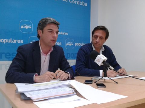 Lorite e Ibáñez durante su comparecencia de prensa en la sede del PP prieguense. (Foto: R. Cobo)