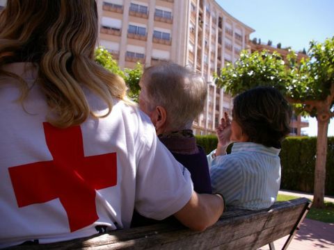 Cruz Roja lanza la línea gratuita 900365100 de atención a cuidadores no profesionales. (Foto: Cedida)