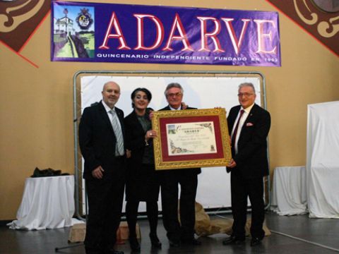 Manuel Pulido, Mari Molina, Pepe Yepes y Rafa Calvo con el pergamino que acredita a La Diabla como Prieguense del Año 2013. (Foto: R. Cobo)