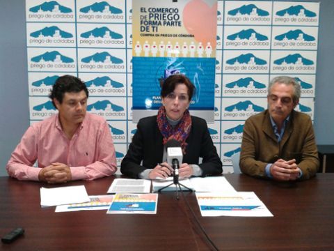 Luis Miguel Carrillo, María Luisa Ceballos Antonio María Galisteo durante la pesentación, esta mañana, de la campaña. (Foto: R. Cobo)