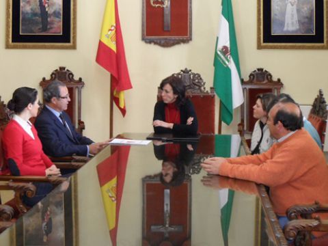 Un momento de la reunión entre el coronel Nicolás de Bari Millán y miembros de la Corporación. (Foto: Cedida)