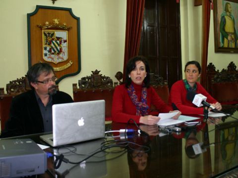 Rafael Sánchez, María Luisa Ceballos y Cristina Casanueva, esta mañana durante la rueda de prensa. (Foto: R. Cobo)