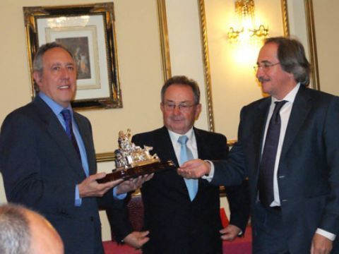 Federico Arnás, Manuel Marín y Javier Hurtado con el premio Neptuno. (Foto: Manolo Osuna)