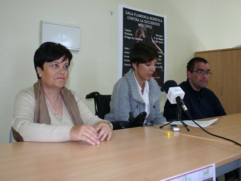 Mercedes Sillero, Encarnación Pérez y Antonio Aguilera durante la presentación de la gala. (Foto: R. Cobo)