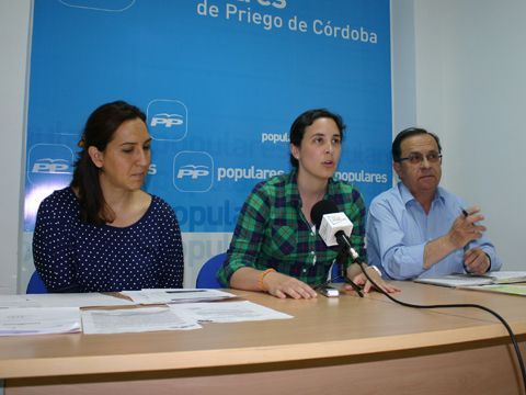 Rafaela Obrero, Cristina Casanueva y Miguel Forcada durante la rueda de prensa ofrecida esta tarde en la sede del PP prieguense. (Foto: R. Cobo)
