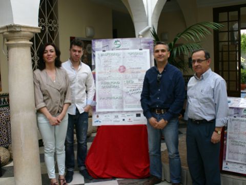 María Luisa Ceballos, José Vicente Soler, Juan Luis Expósito y Miguel Forcada junto al cartel de la presente edición. (Foto: R. Cobo)