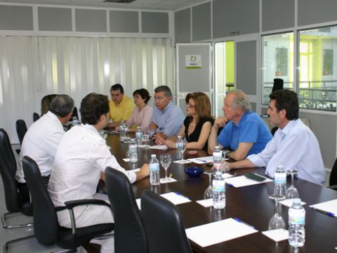 Lola de Toro, en el centro, de negro, durante la reunión celebrada esta tarde en la sede de la D.O. (Foto: R. Cobo)