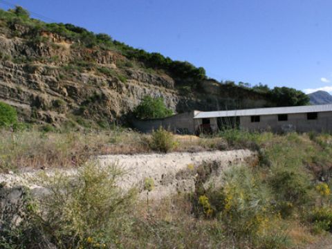 Antigua cantera, ubicada junto a la A-333, donde se ha planteado la instalación de la planta de regasificación. (Foto: R. Cobo)