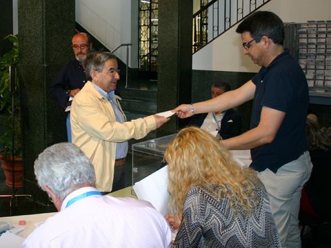 Un ciudadano se dispone a ejercer su derecho al voto en la mesa instalada en el Ayuntamiento. (Foto: R. Cobo)
